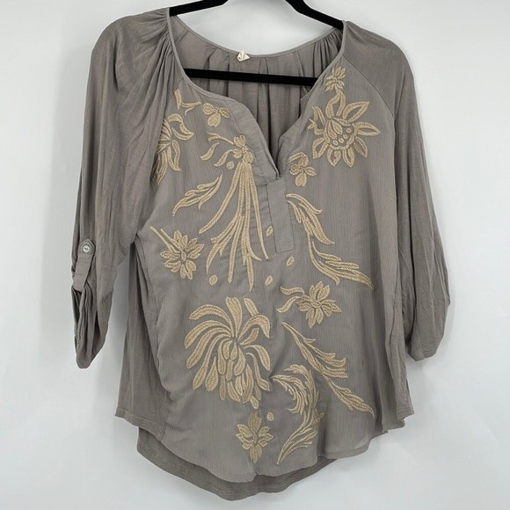 Tiny Anthropologie grey embroidered floral top medium